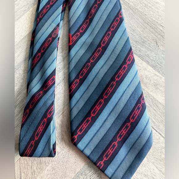 GUCCI Vintage Vtg Neck Tie 100% Silk Blue Red Interlocking Chain 58L 3W - Picture 3 of 11